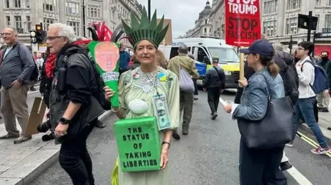 Numerous Activists Gather in Downtown London to Oppose Donald Trump's Return Diplomatic Journey